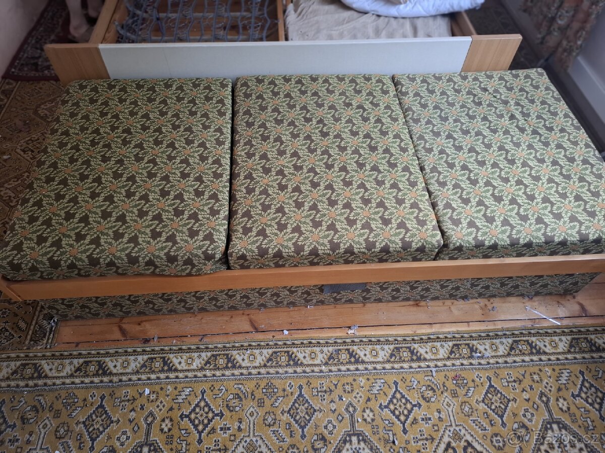 Stata postel s uloznym prostorem