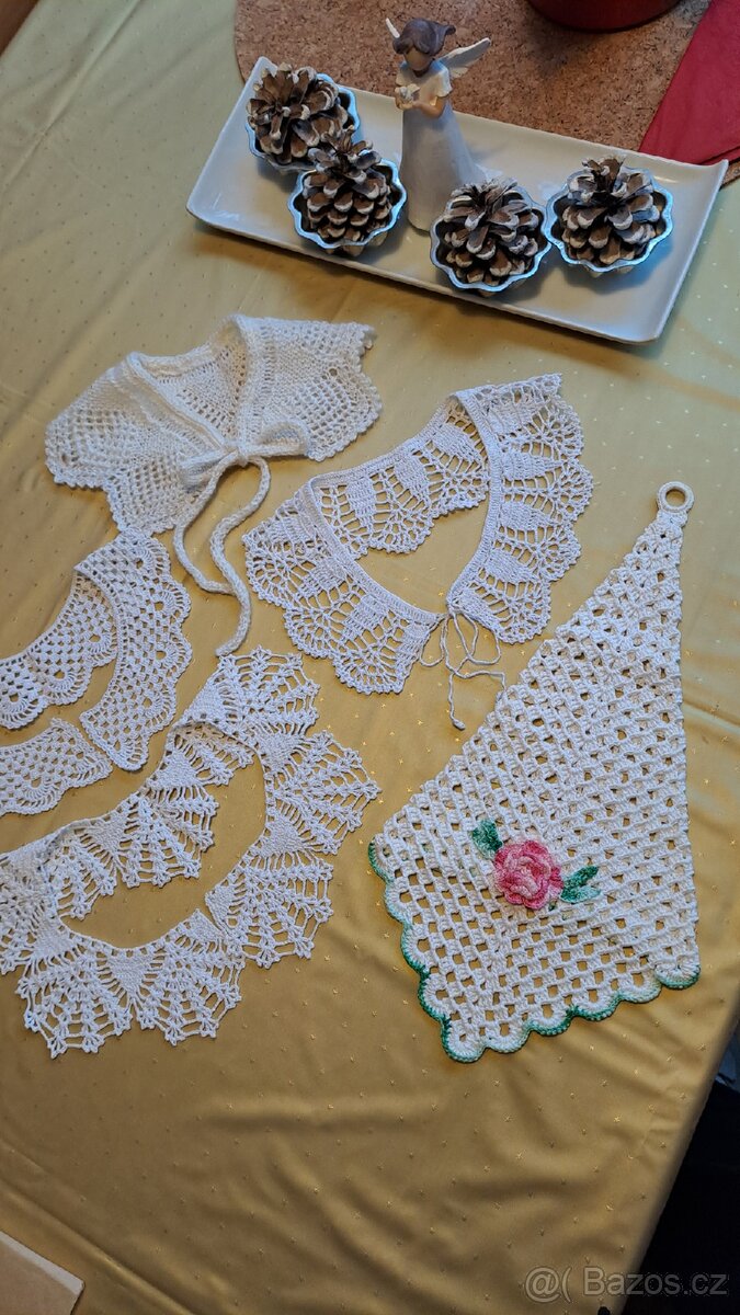 retro sbírka cukrářských zástěrek, krajkové límečky