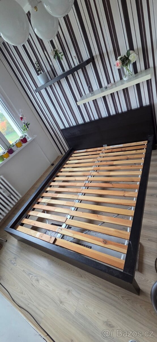 Postel Ikea Malm 160x200 cernohneda včetně roštu