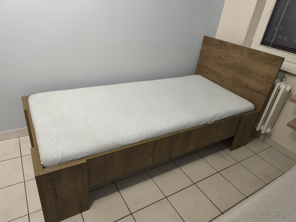 Kvalitní postel s roštem a matrací