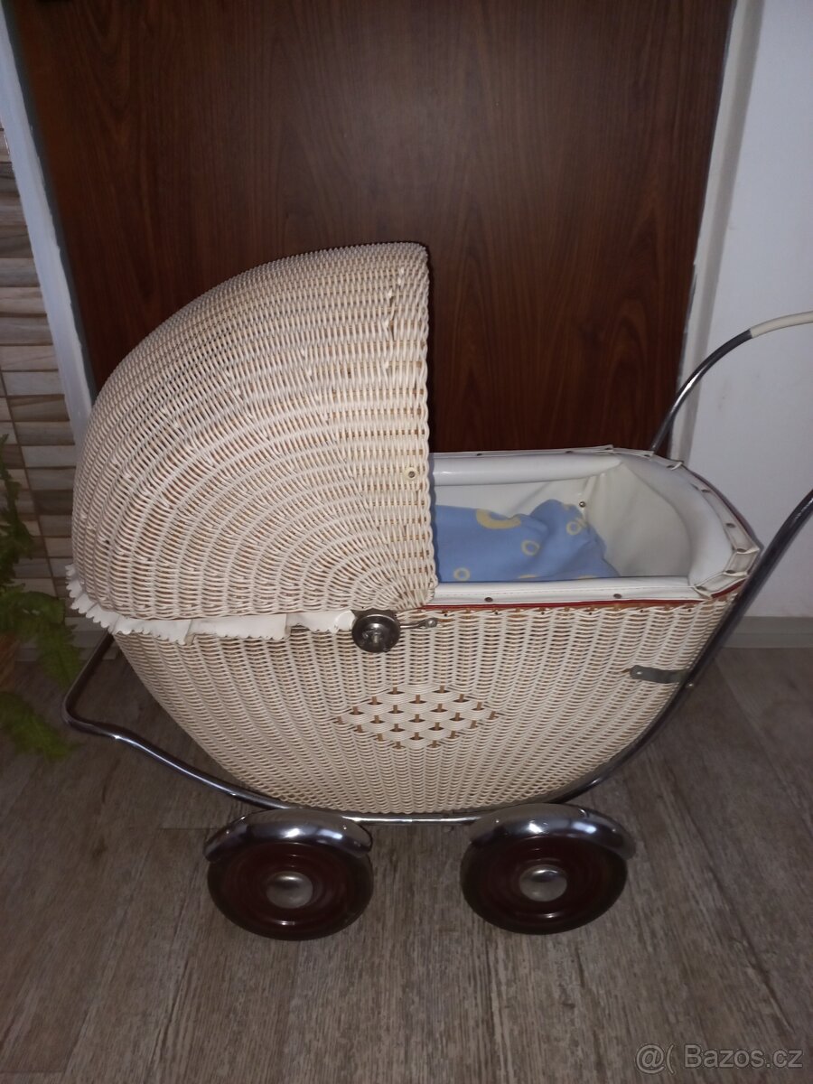 Proutěný kočárek z roku 1965