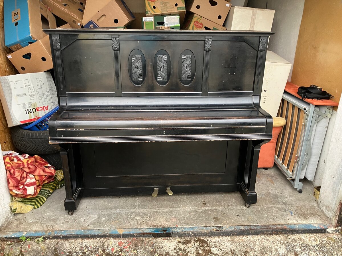 Klavír, pianino, piáno.