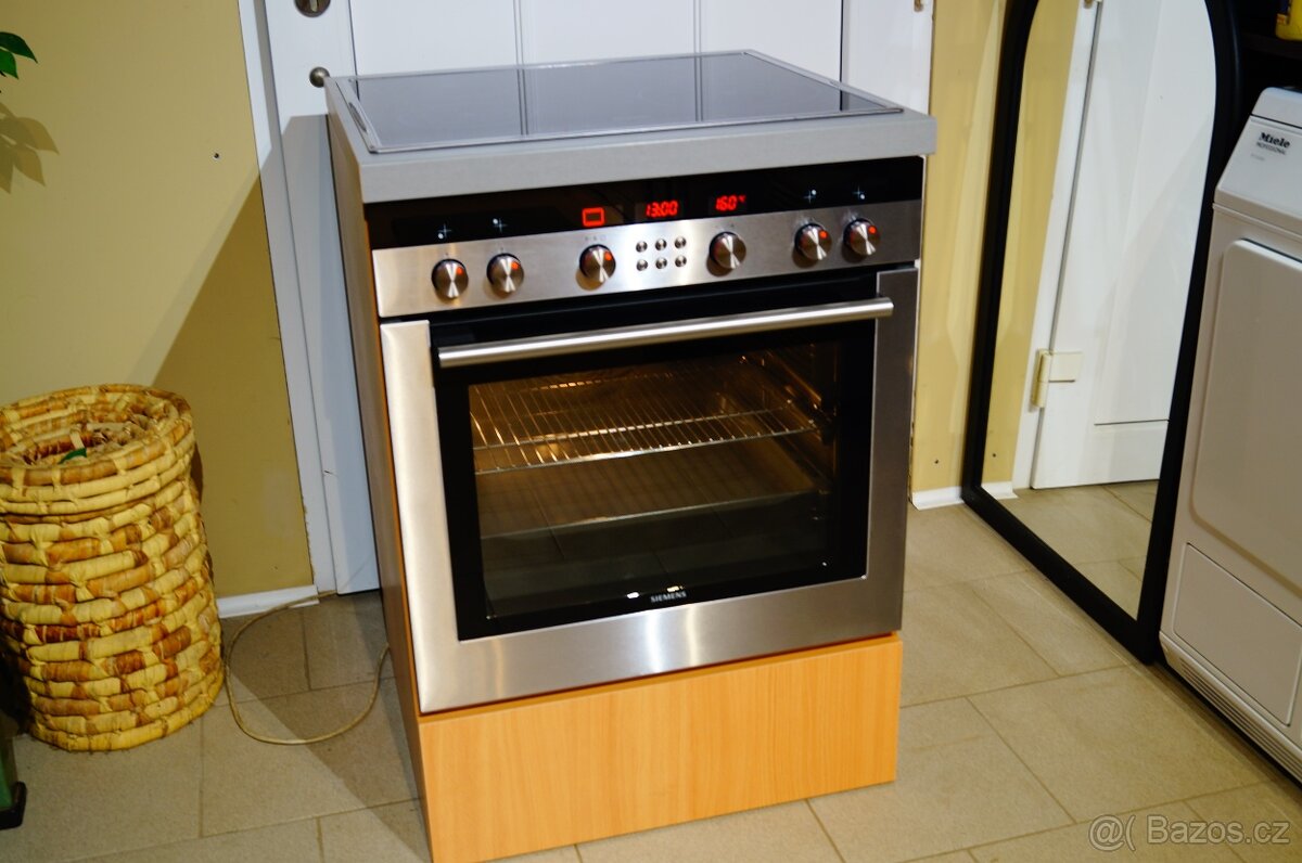 Nerezový vestavný sporák Siemens HE761560, lyžiny