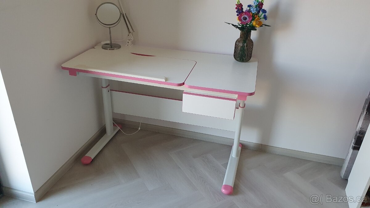 Dětský psací stůl - nastavitelná výška