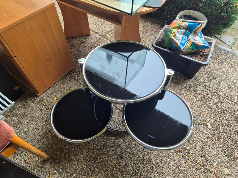 Rozkládací černý konferenční stolek