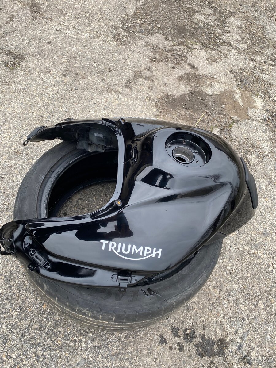 Triumph Tiger 800 nádrž