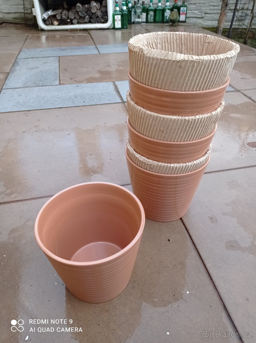 Květináče, keramické figurky