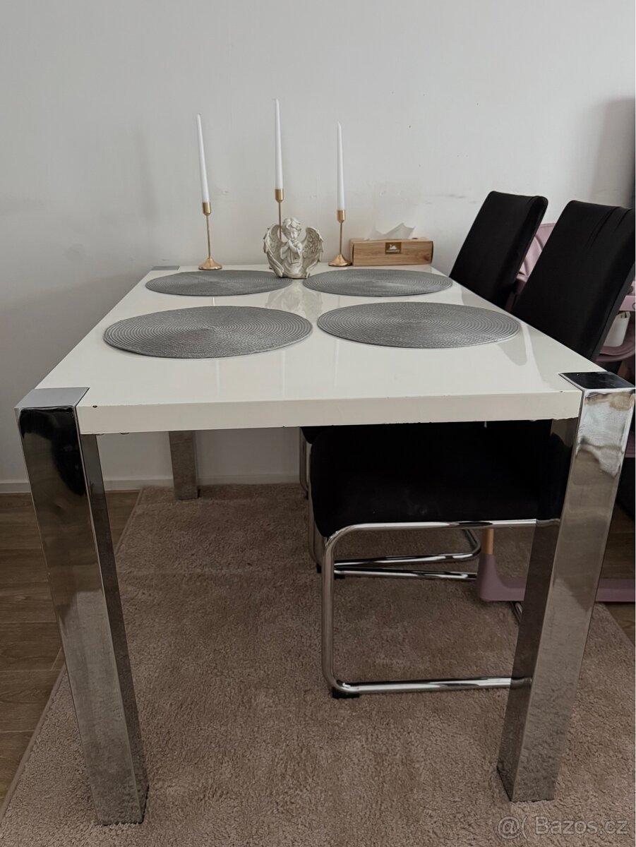 Jídelní stúl bez Zidlí