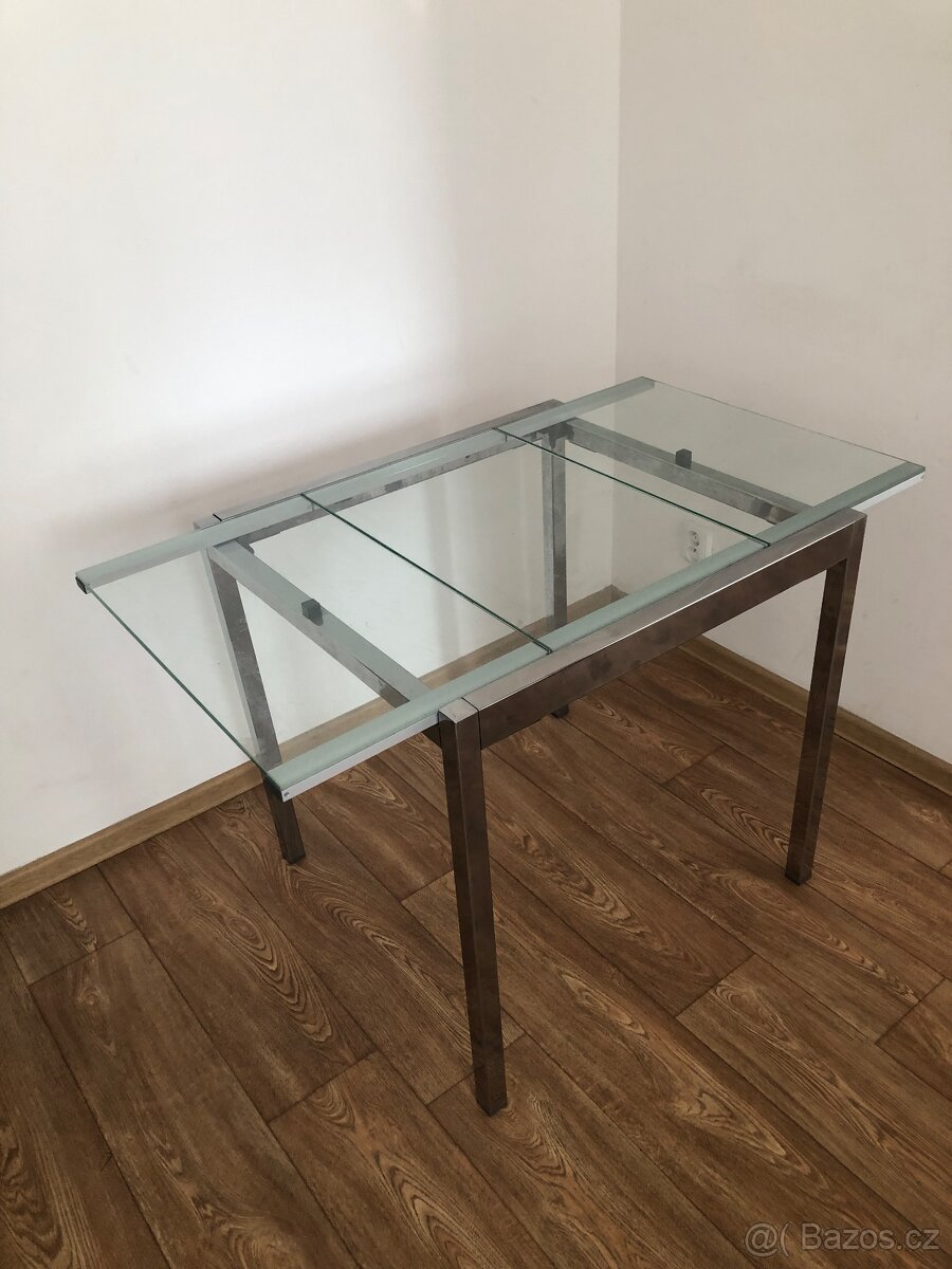Kuchyňský jídelní stůl