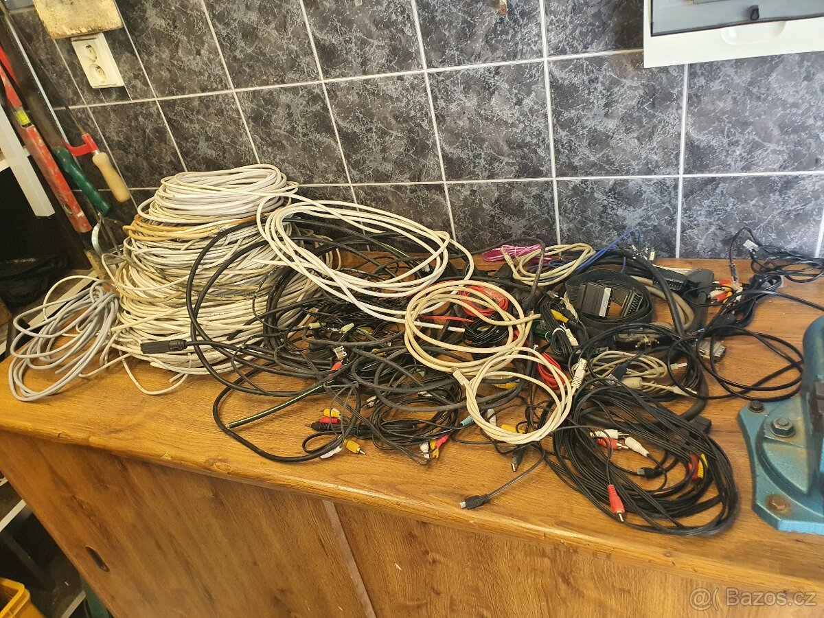 Datové kabely, konektory, kabely scart, kabely k počítači aj