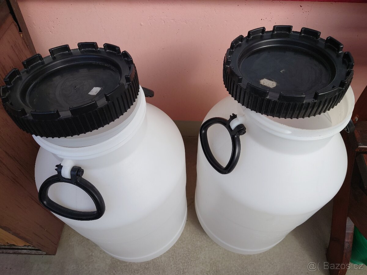 Dvě PLAST. KONVE 50 L vyměním za jednu PLAST. KONEV 30 L