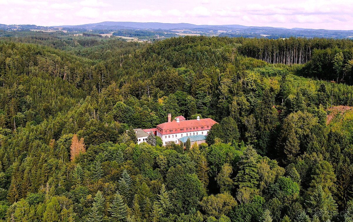 Velkorysý dům + další, pozemek 9.376 m2
