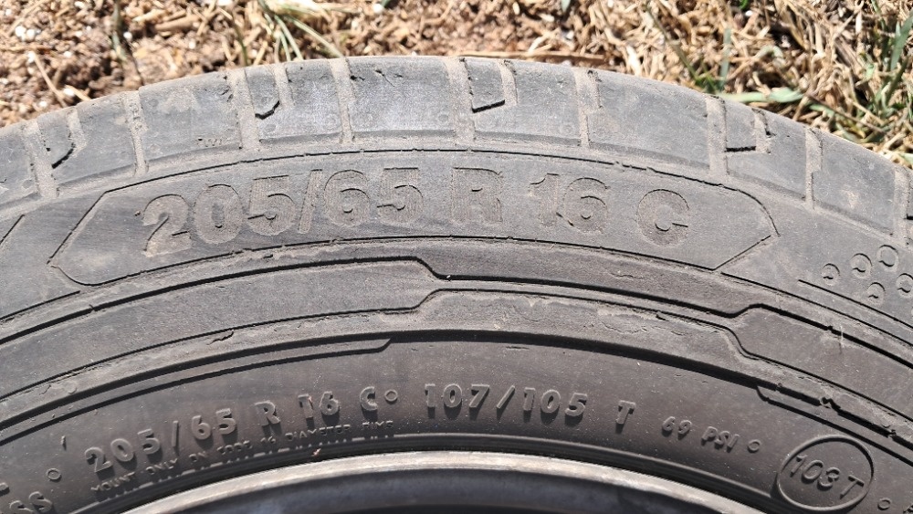 4 plechová kola s letními pneu 205/65 R16C – 4–5 mm vzorek,