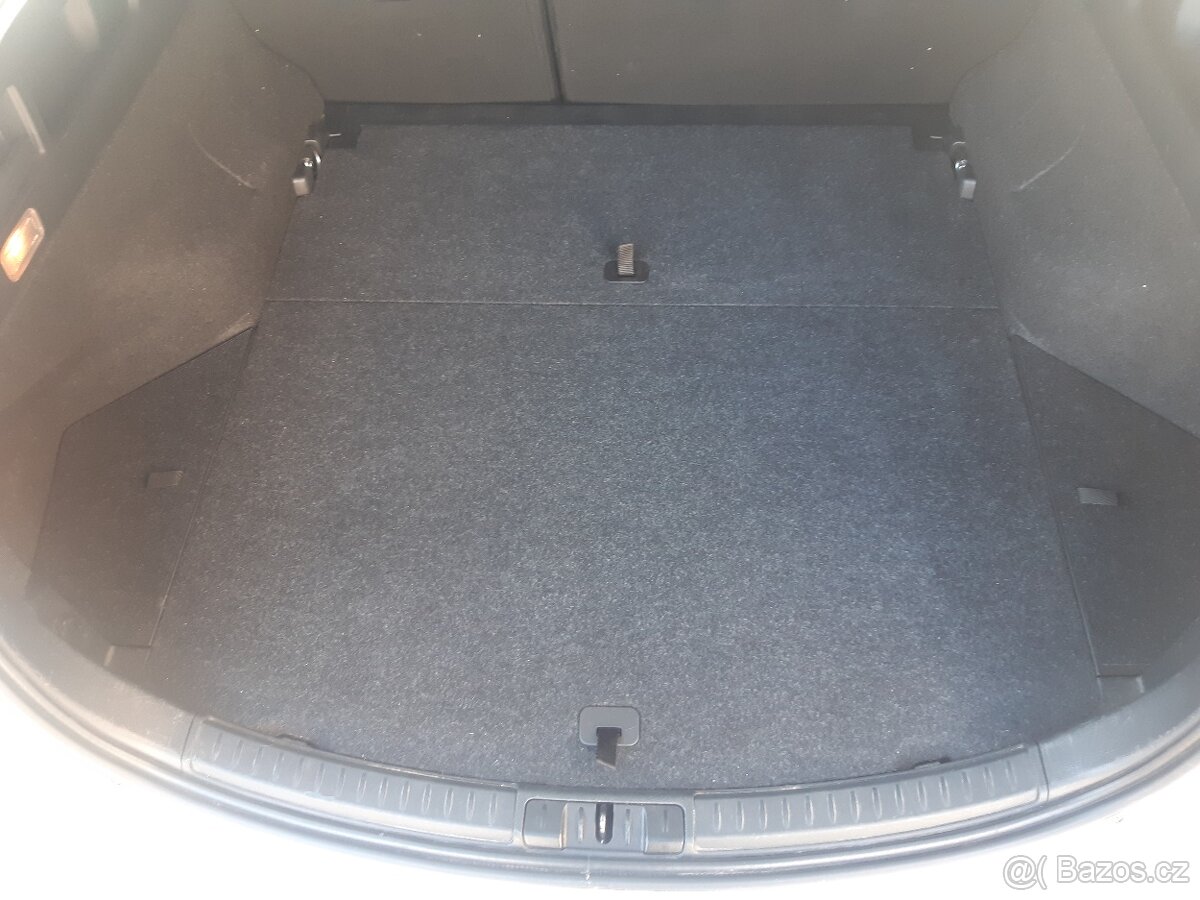 Toyota Auris podlaha kufru