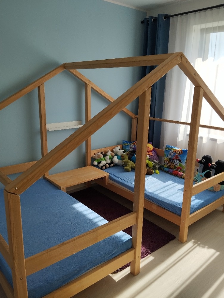 Domečková postel pro sourozence/dvojčata