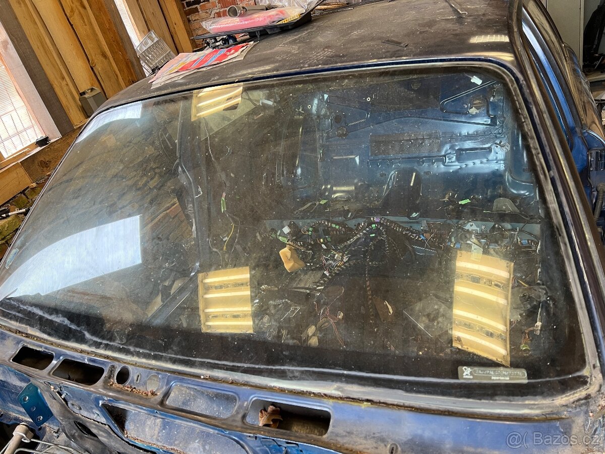 zadní sklo jaguár xj8