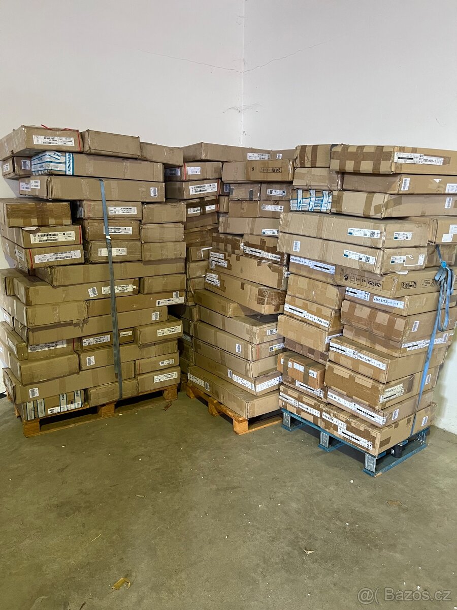 12 Paket nevého koupelnového nábytku