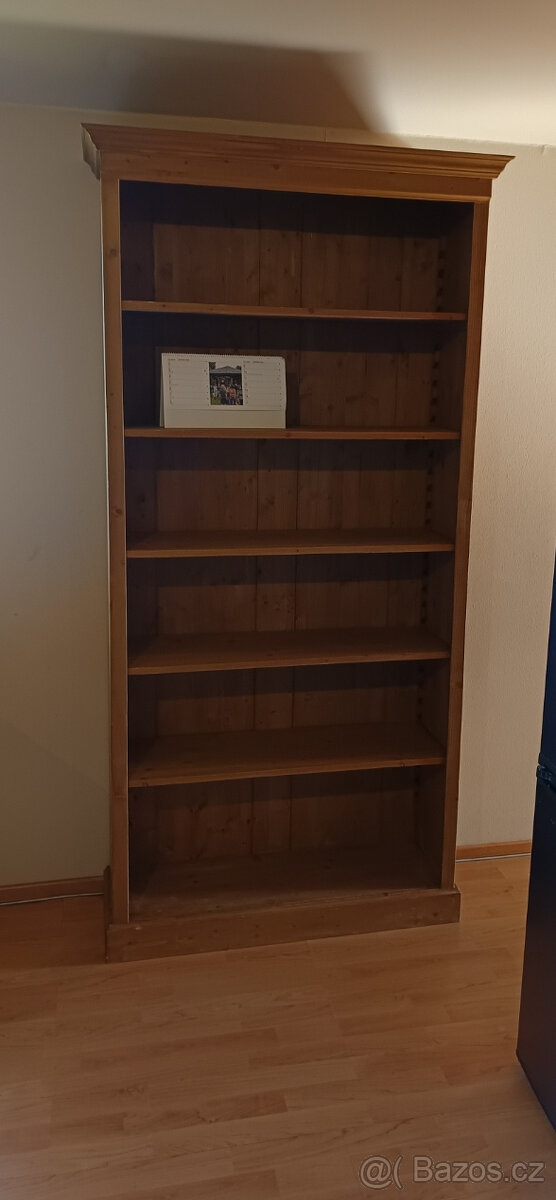 Dřevěná knihovna o rozměrech 200x92x30