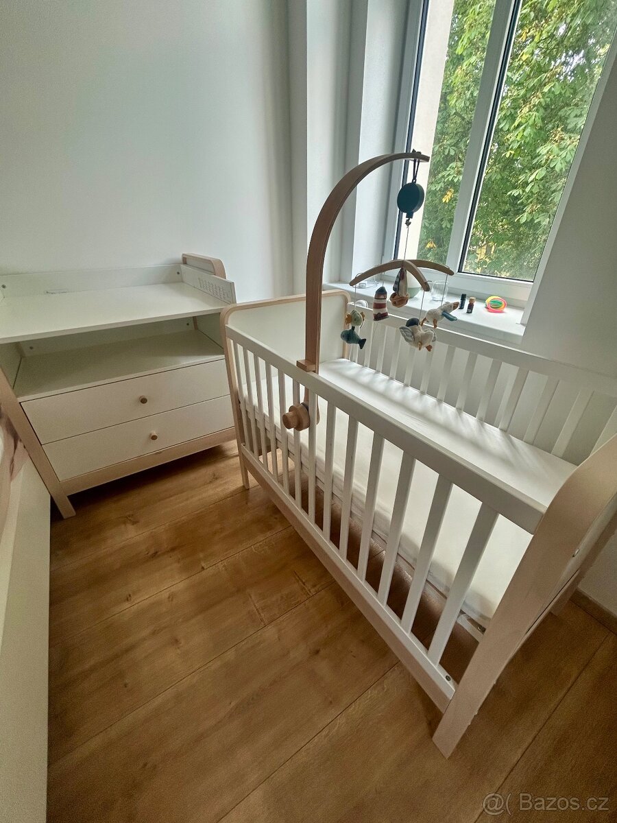 Prebalovaci pult a postylka IKEA