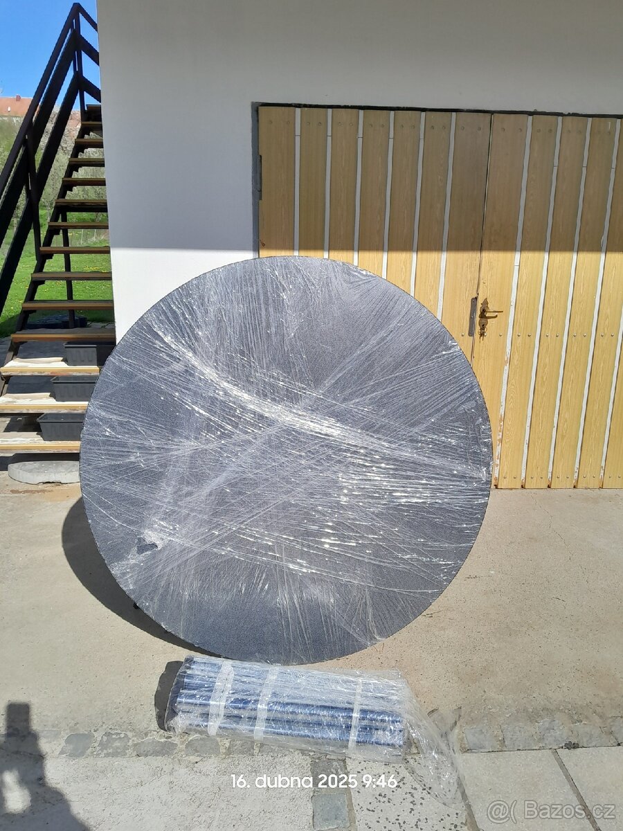 Kulatý stůl, poloměr 140 cm, výška 75 cm