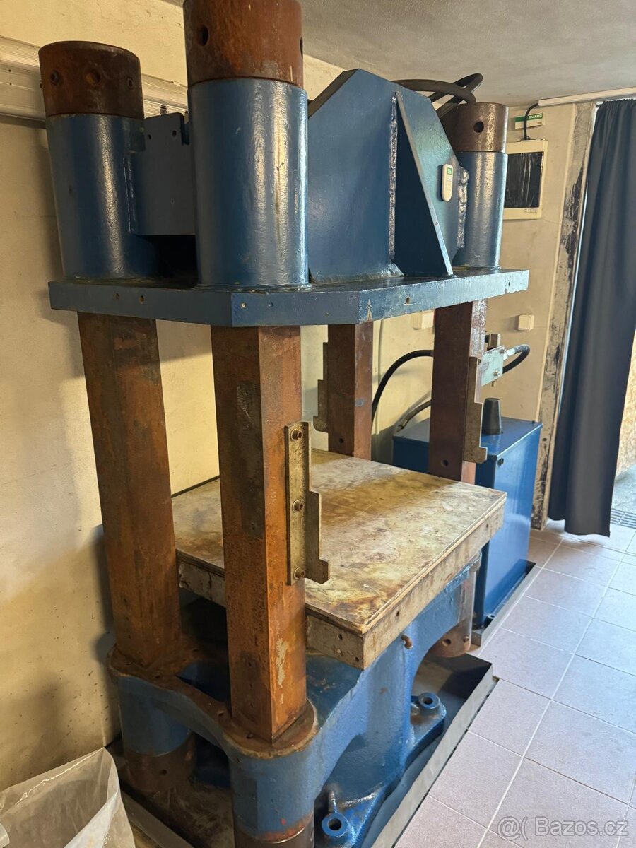 Vulkanizační lis 800 × 800 mm – hydraulický, s elektrickým o