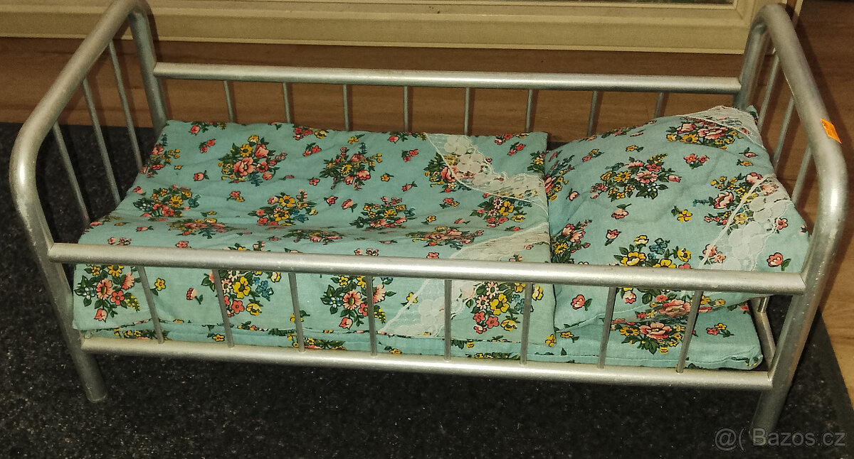 Postýlka pro panenky