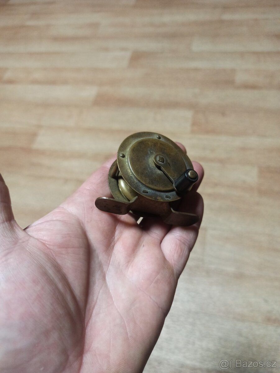 Starý mosazný naviják