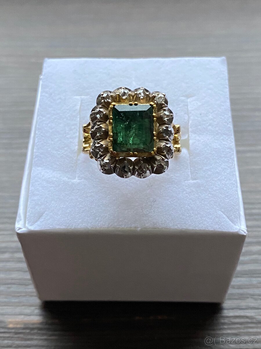 Zlatý prsten se smaragdem a diamantovými routy
