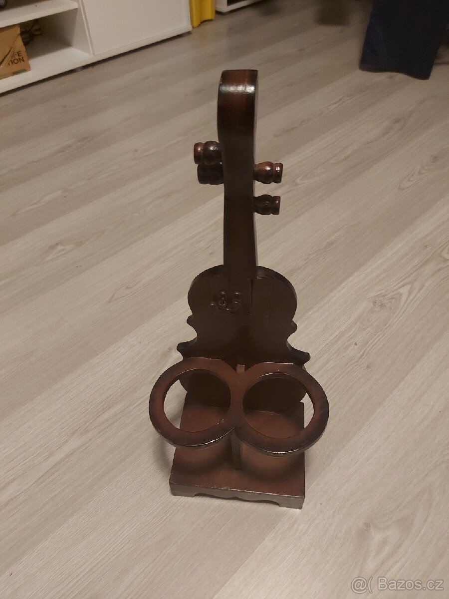 Starý dřevěný držák na lahve