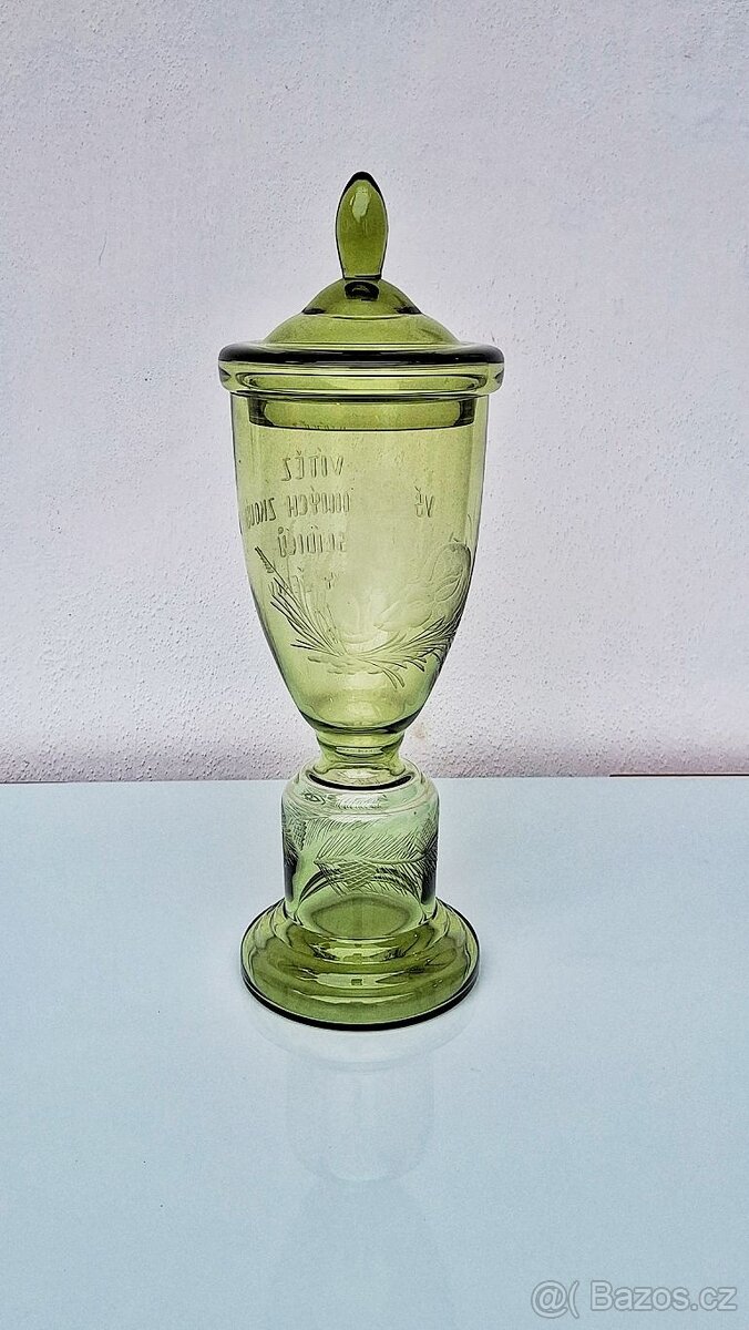 Starý skleněný pohár pro vítěze