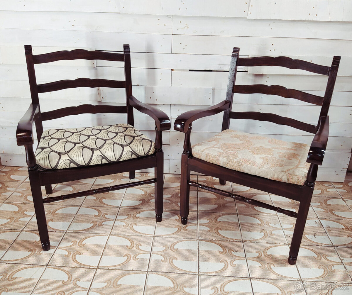 Dřevěné křesílko s volným sedákem, renovace