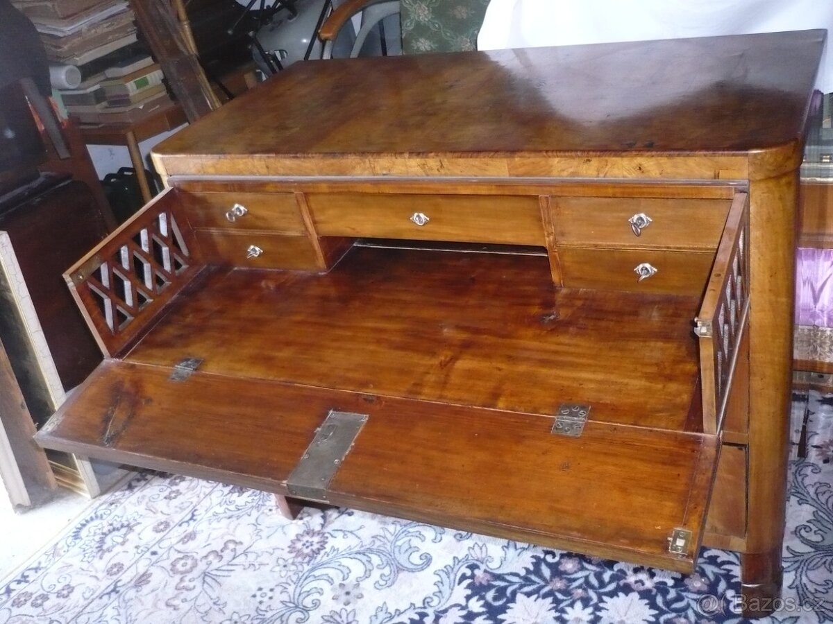 Biedermeier psací komoda po renovaci v pěkném stavu