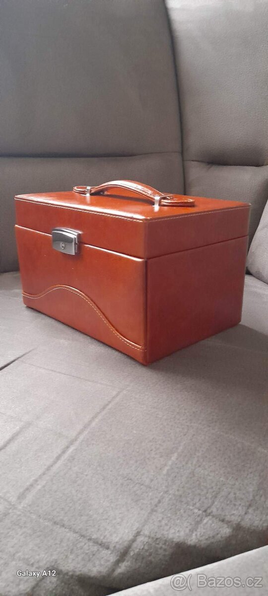 Šperkovnice hnědá kůže.