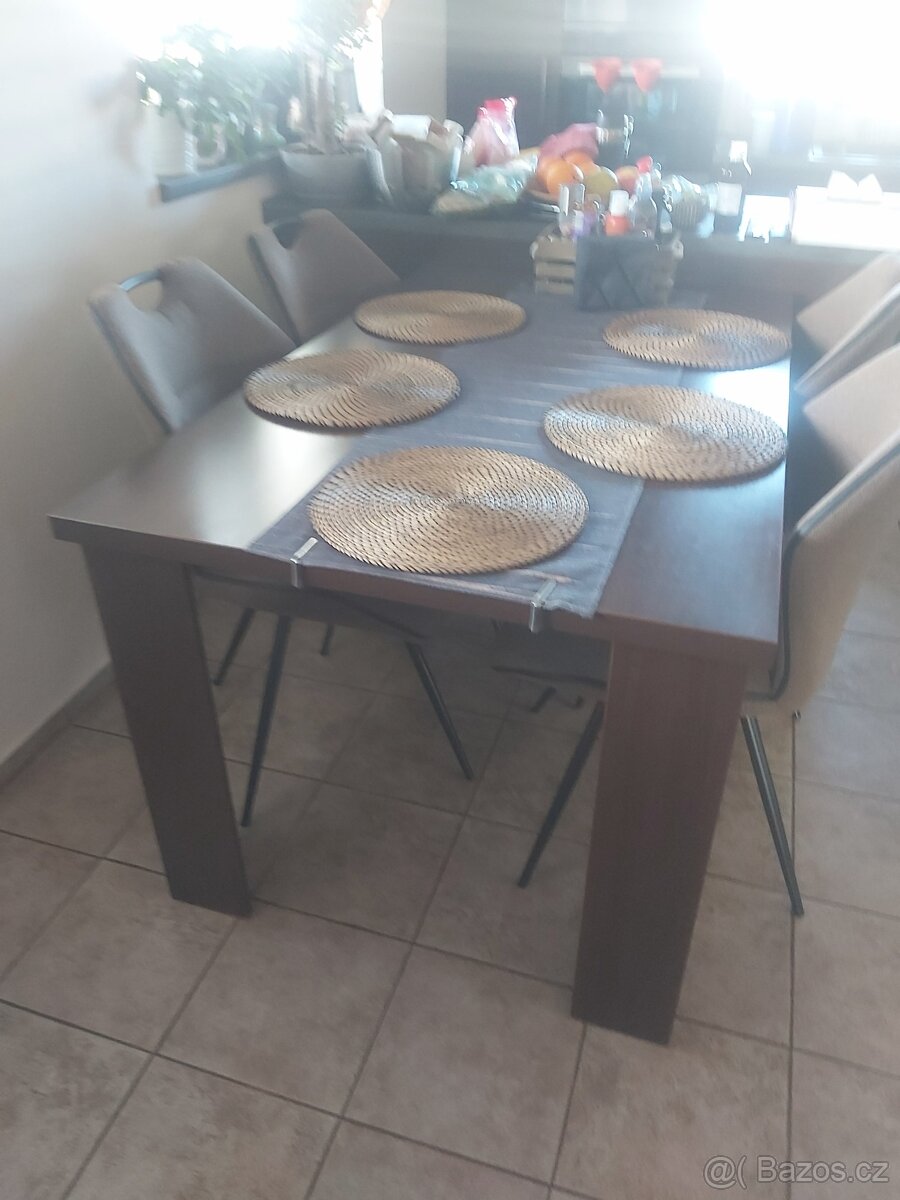 Zachovalý jídelní stůl