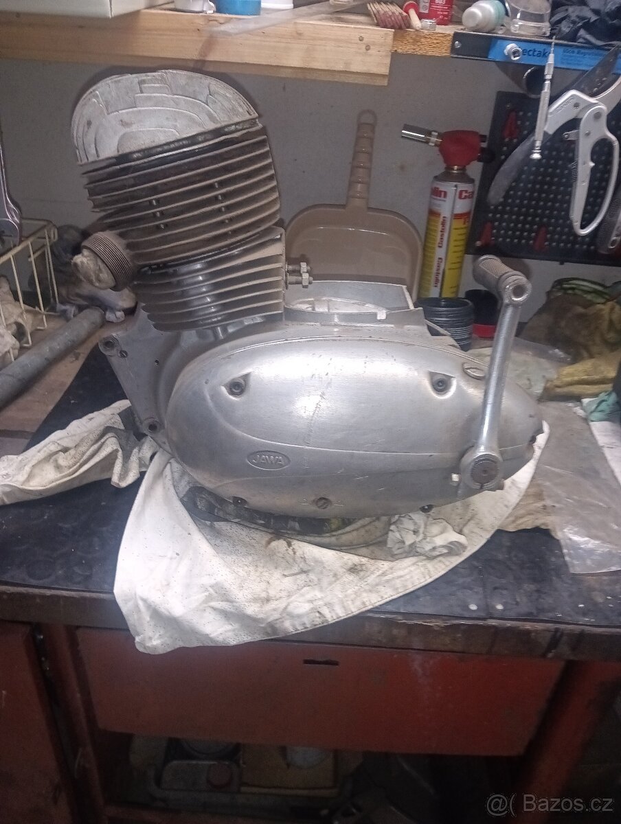 Motor Jawa 250