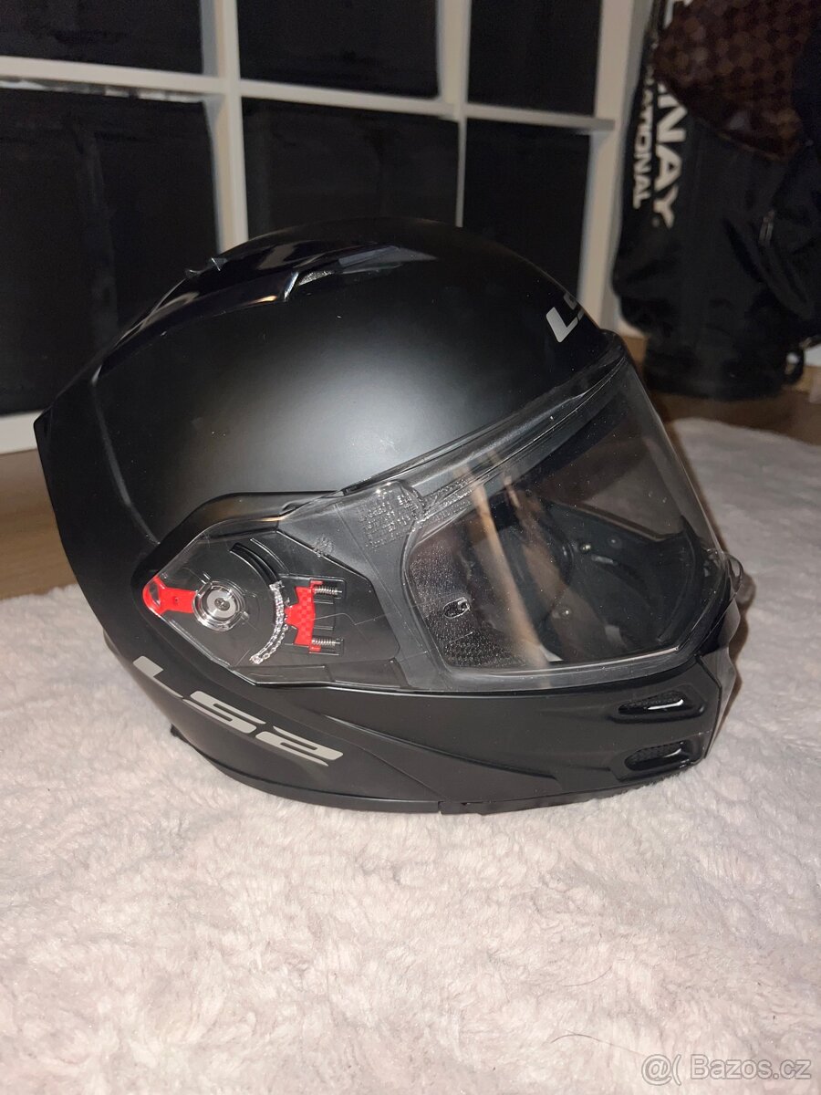 Helma na motorku LS2