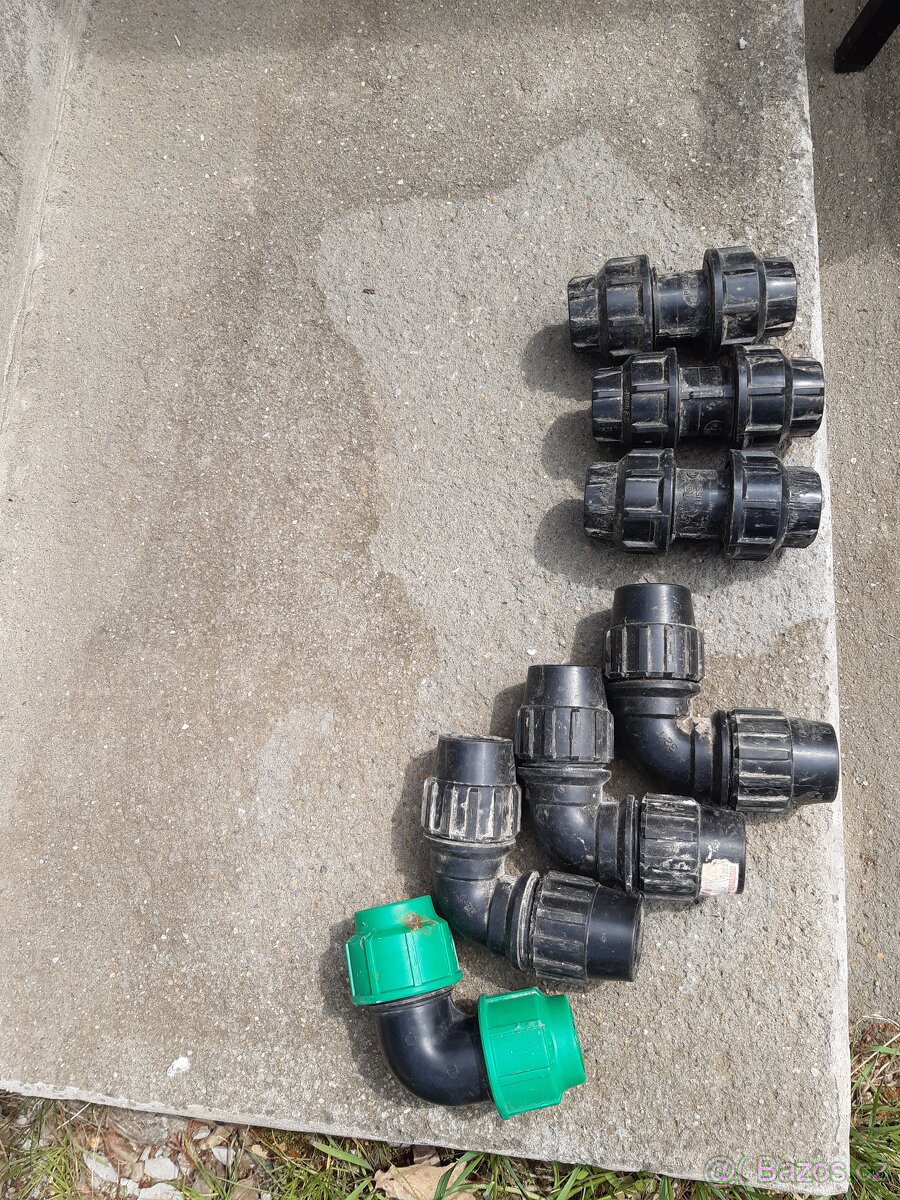 Vodovodní spojky kolena i rovné 32 mm
