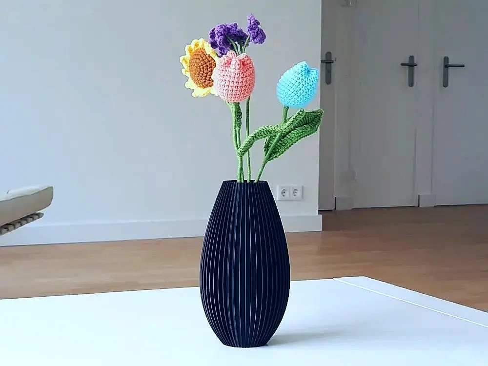 Elegantní žebrovaná váza - minimalistický design