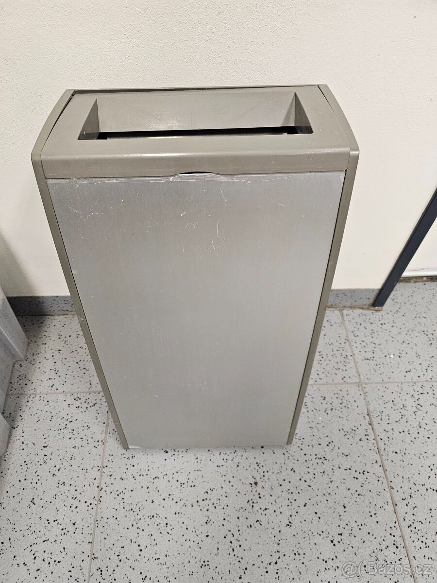 Závěsný odpadkový koš značky Tork