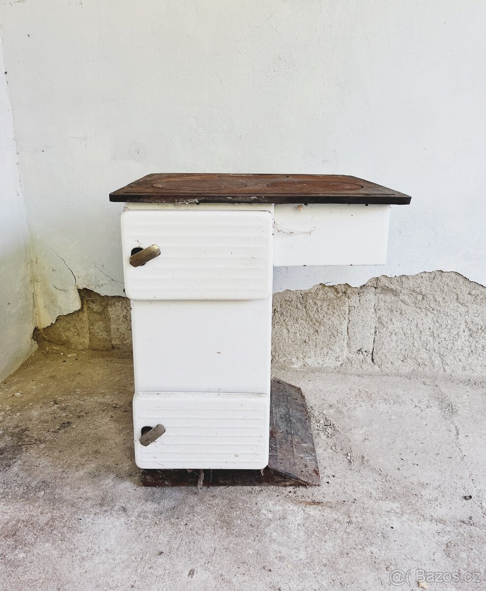 Vintage stará smaltovaná malá kamna
