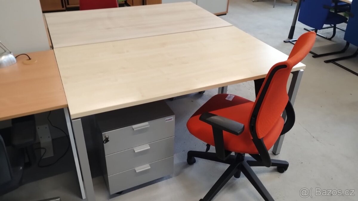 Kancelářský stůl a kontejner