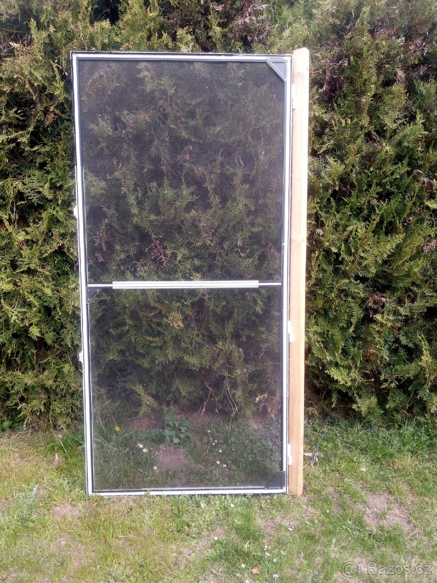 Síť na dveře proti hmyzu