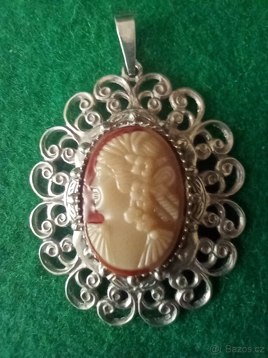 Velká starožitná kamej ve stříbře - přívěsek
