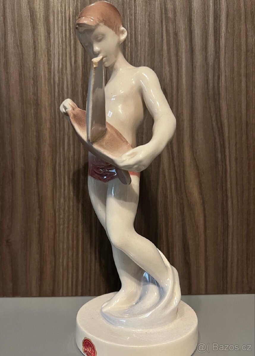 Soška Chlapec s lodičkou

