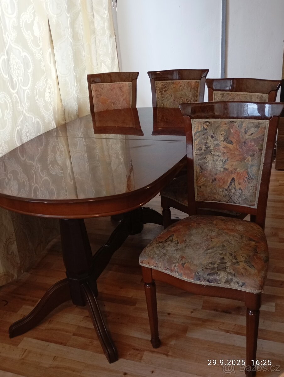 Jídelní stůl velký