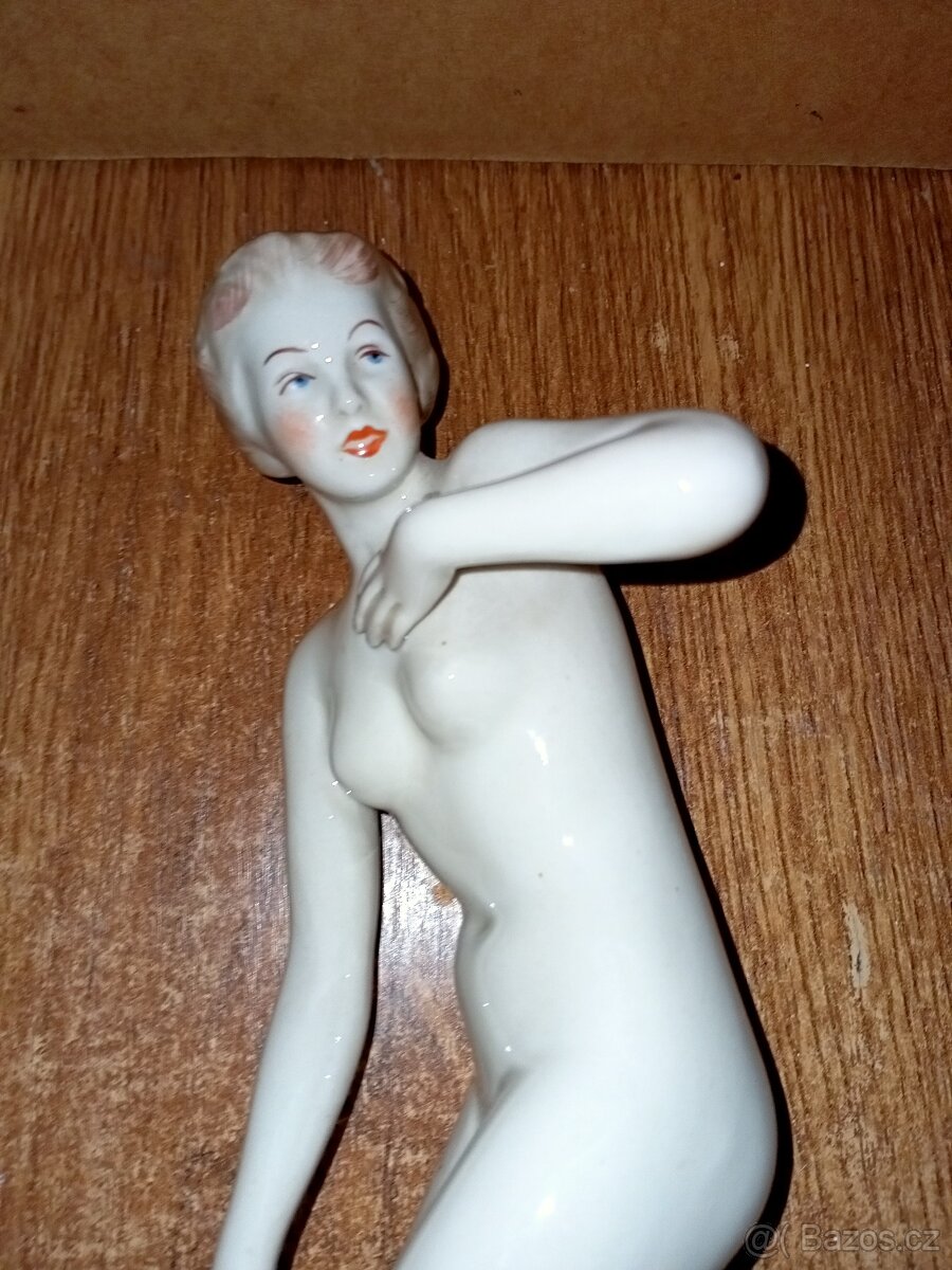 Dívka po koupeli s osuškou AKT ROYAL DUX- ART-DECO 24,5 cm t