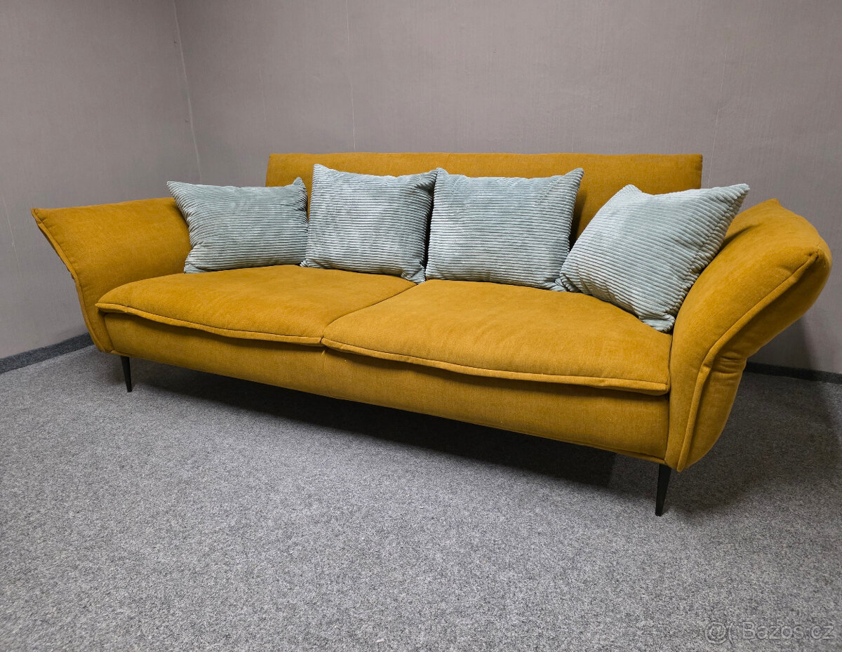 Značkový hořčicový gauč Henders + Hazel