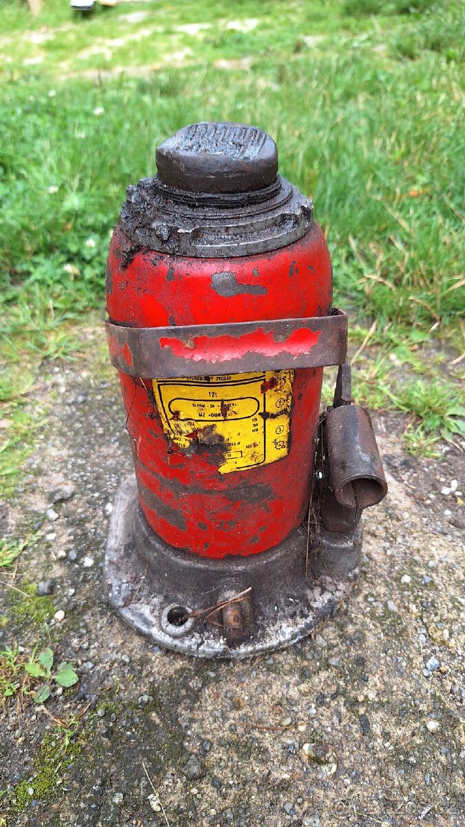 Hydraulický zvedák 12T
