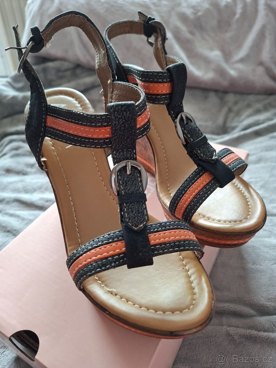 Dámská obuv na klínku