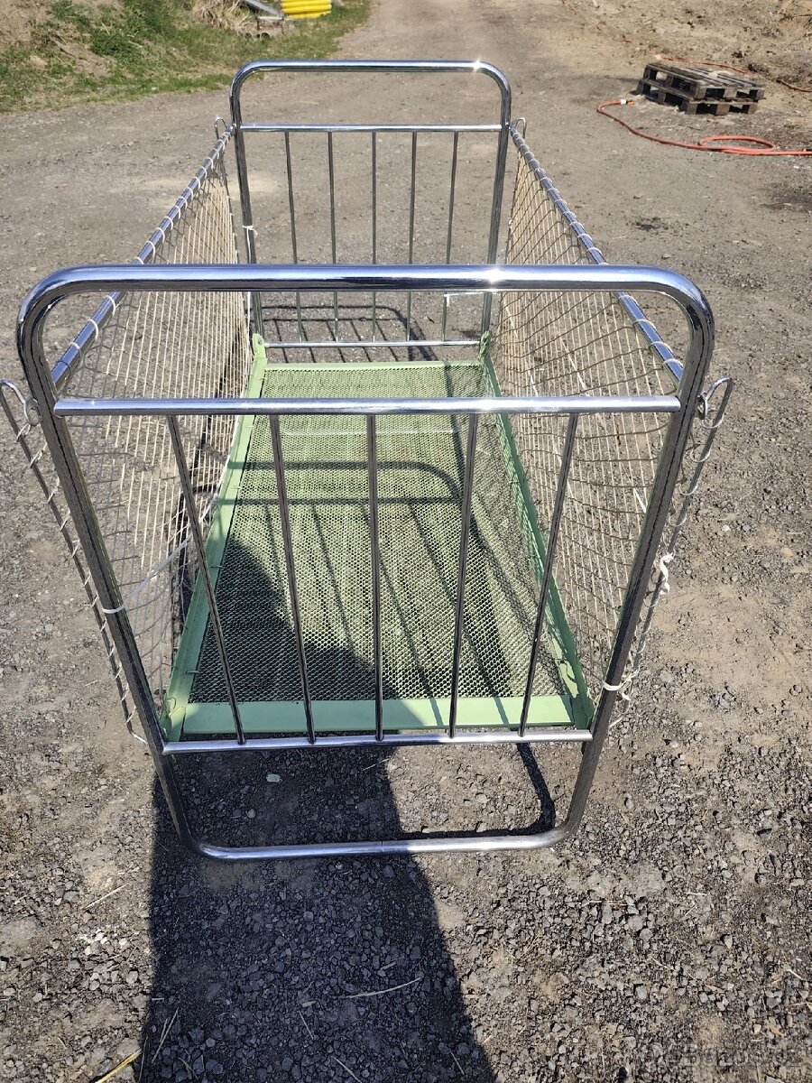 Chromovaná postýlka